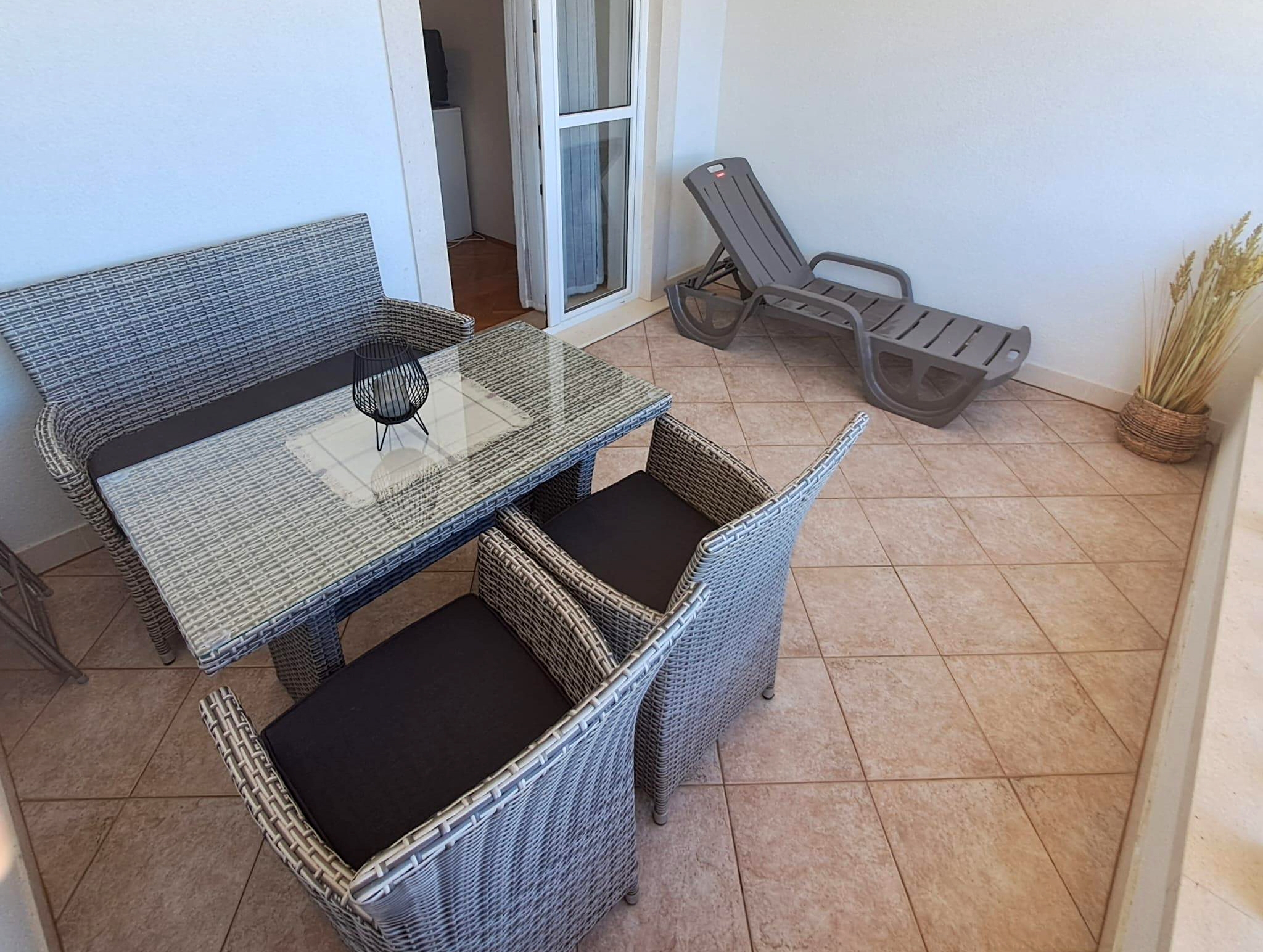 Three bedroom apartment near beach Postira, Brač  A-a