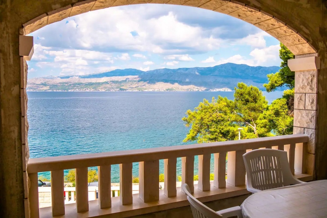 Three bedroom apartment near beach Postira, Brač  A-a
