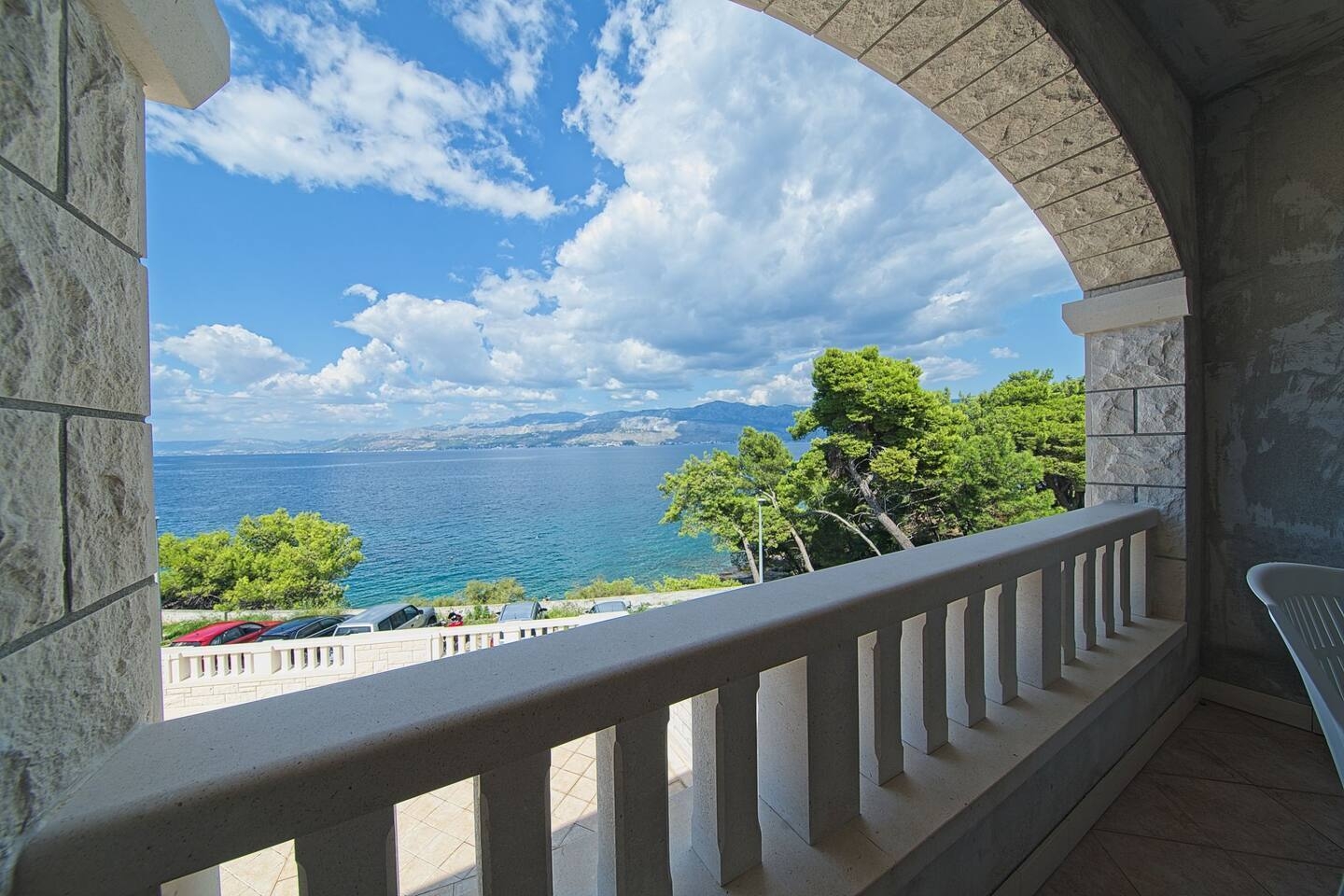 Three bedroom apartment near beach Postira, Brač  A-a