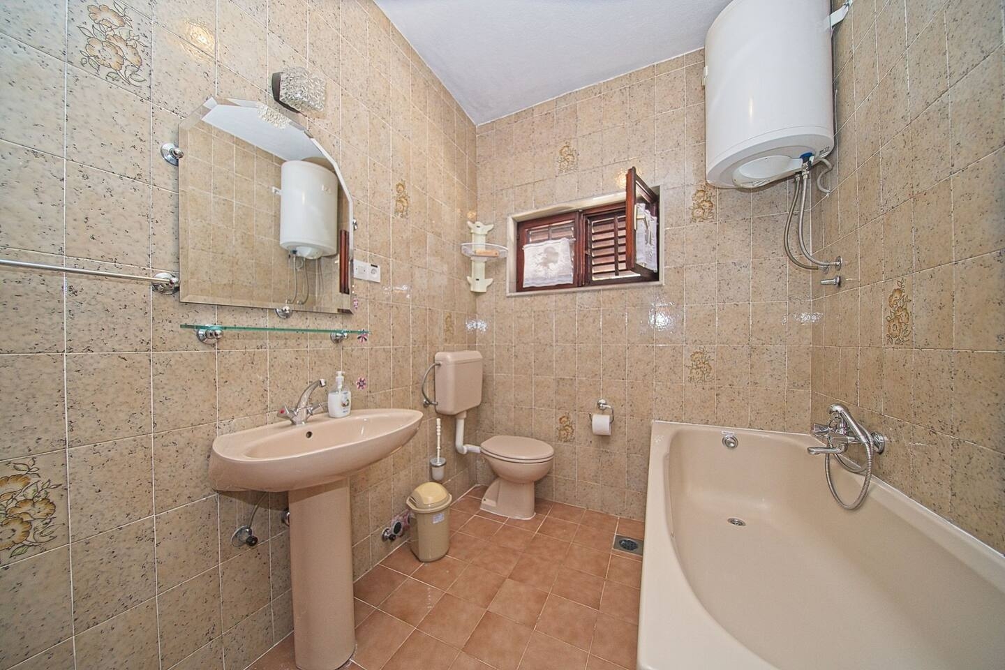 Three bedroom apartment near beach Postira, Brač  A-a