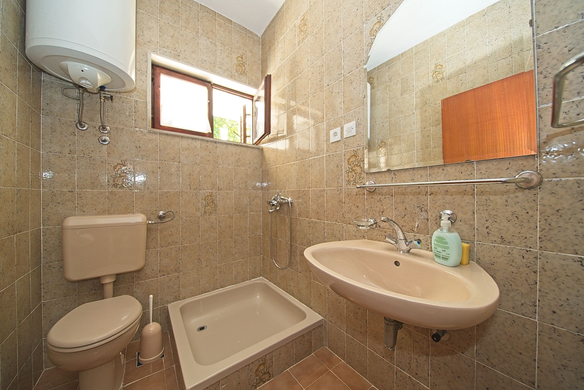 Three bedroom apartment near beach Postira, Brač  A-a