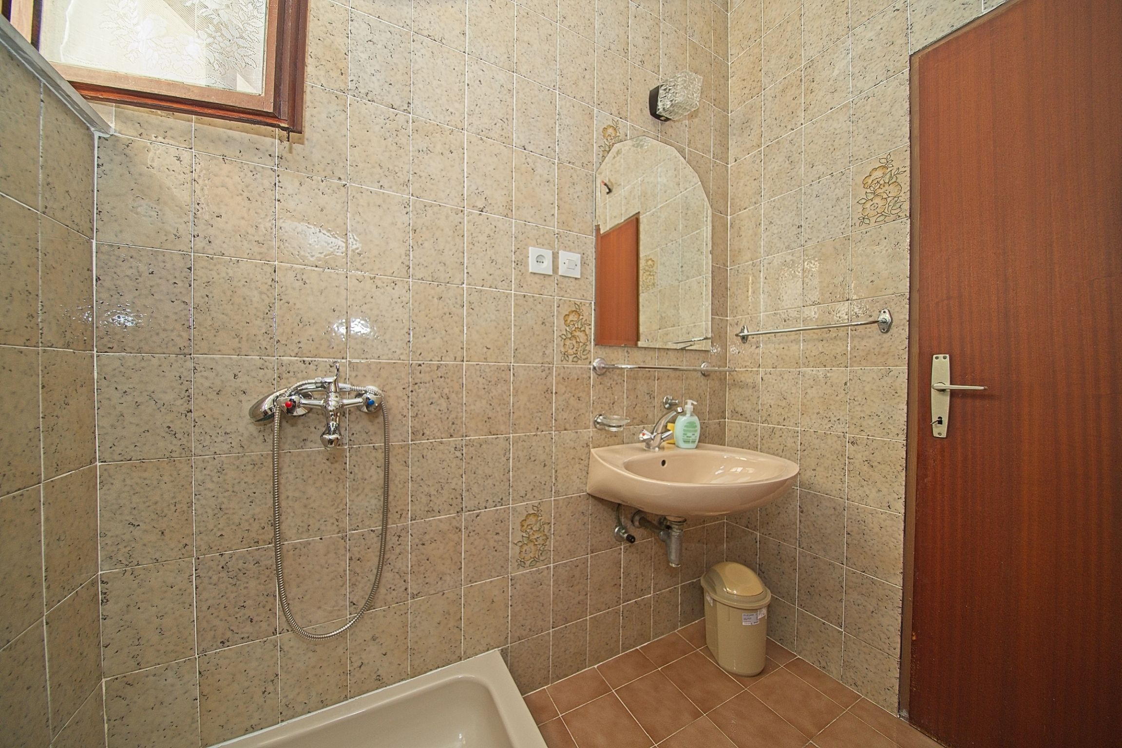 Three bedroom apartment near beach Postira, Brač  A-a