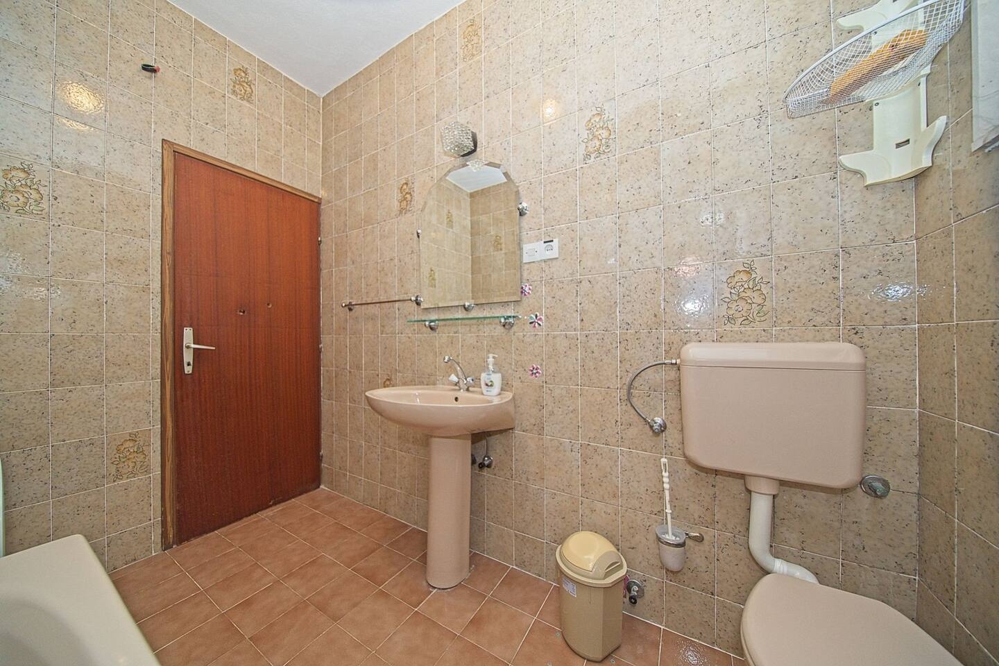 Three bedroom apartment near beach Postira, Brač  A-a
