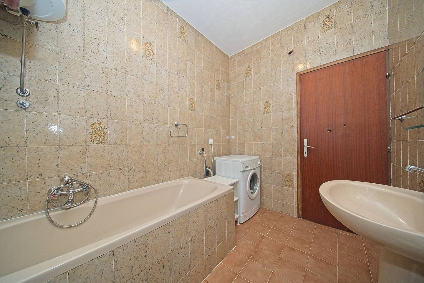 Three bedroom apartment near beach Postira, Brač  A-a