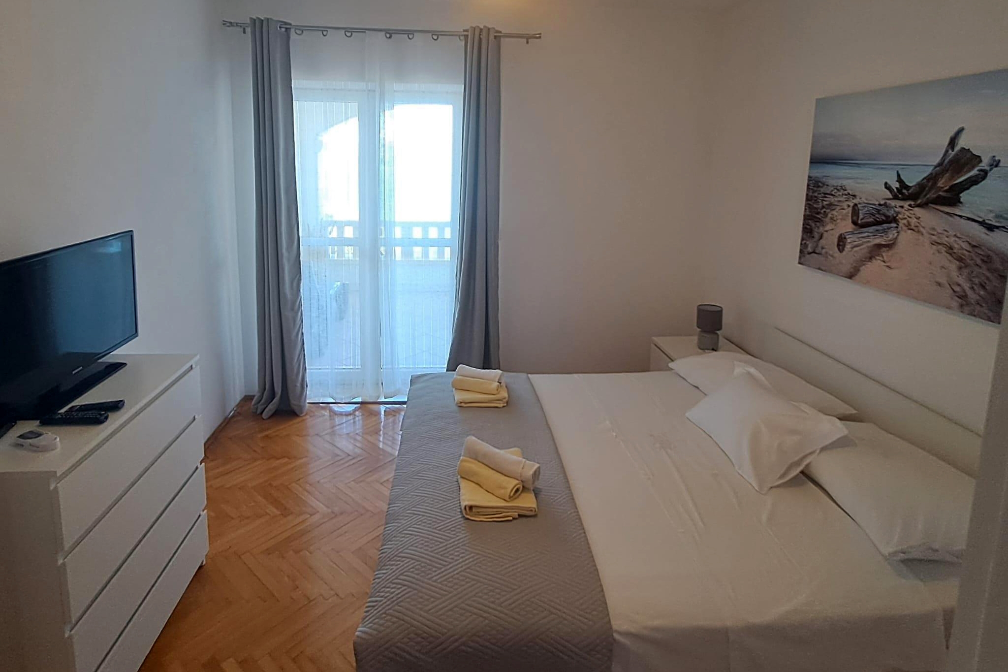Three bedroom apartment near beach Postira, Brač  A-a