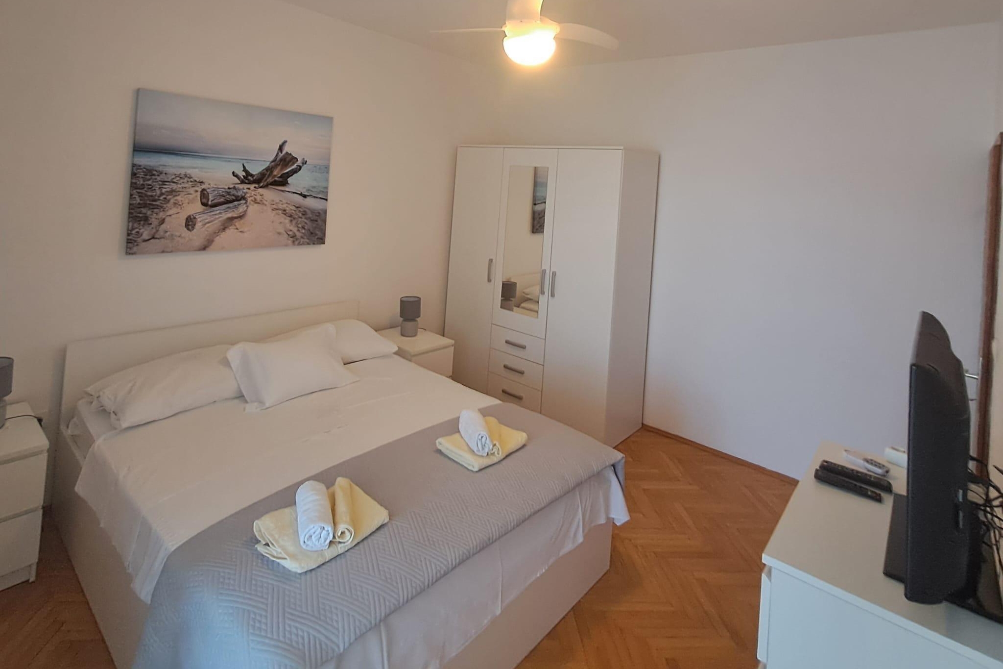 Three bedroom apartment near beach Postira, Brač  A-a