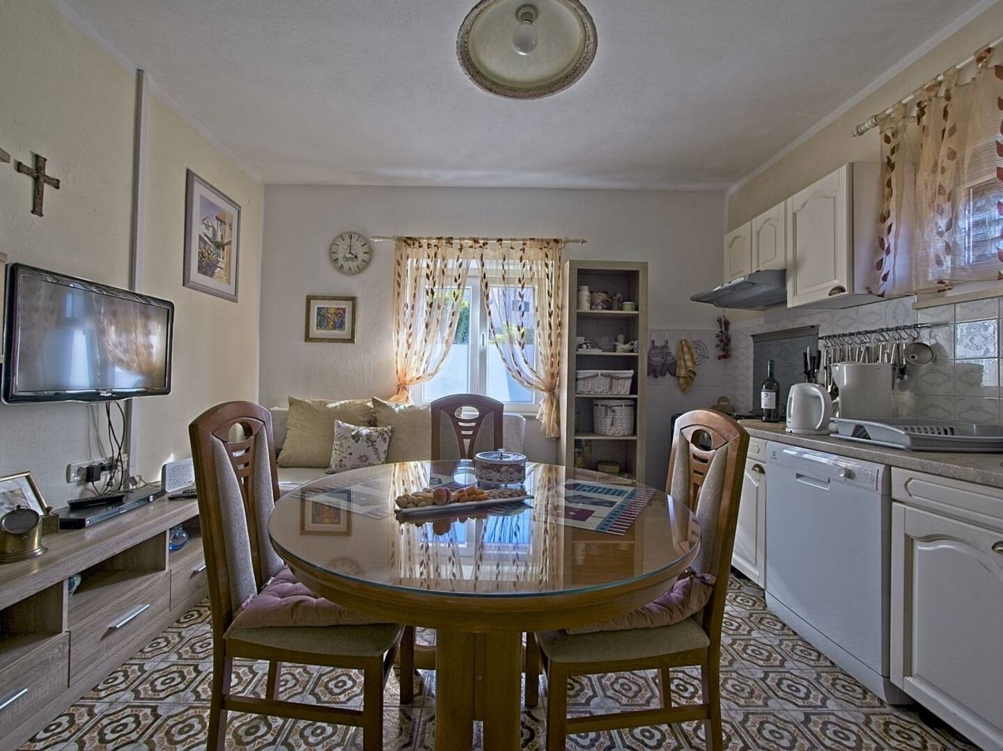 Three bedroom apartment with terrace and sea view Postira, Brač  A-a