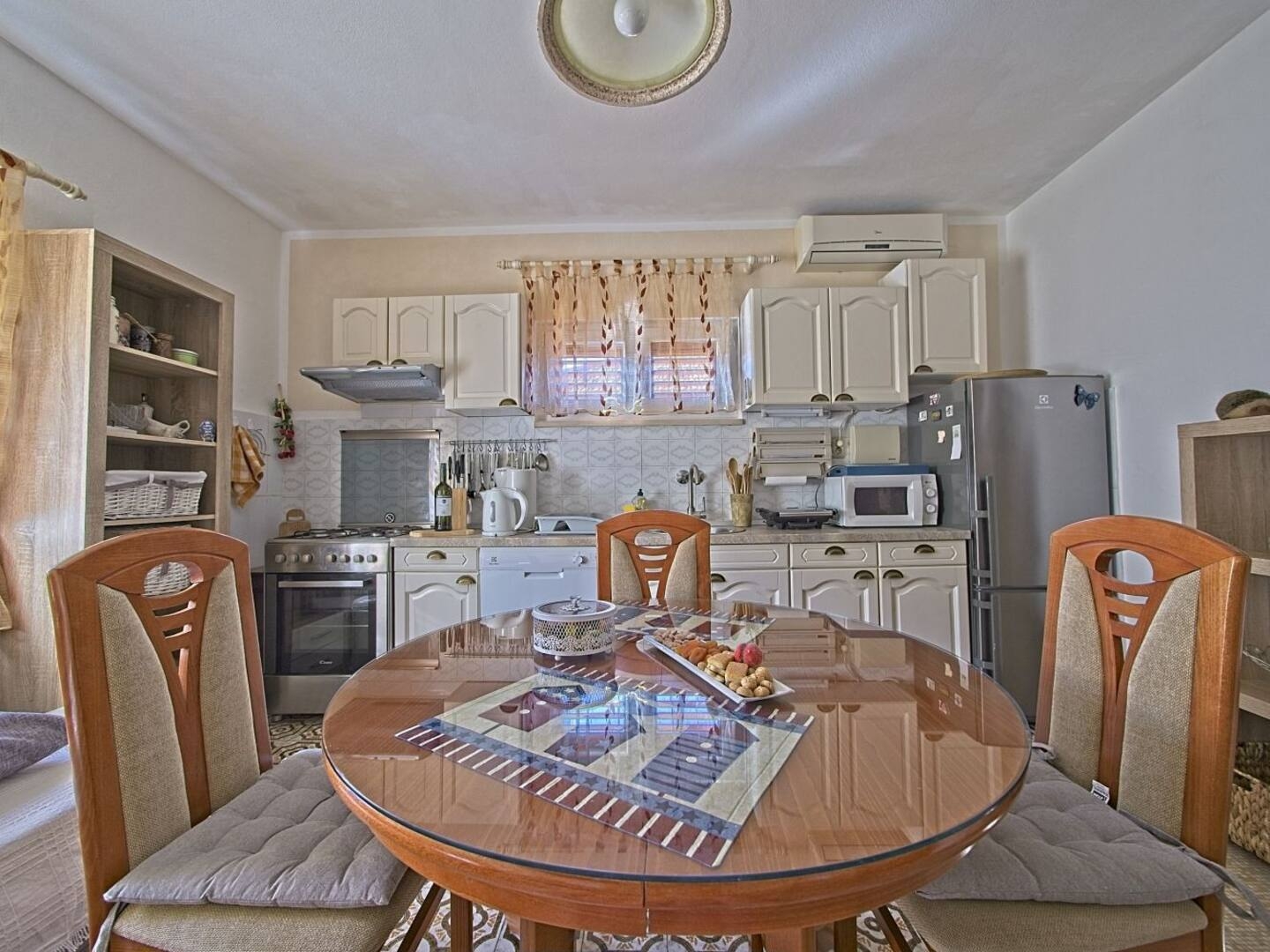 Three bedroom apartment with terrace and sea view Postira, Brač  A-a