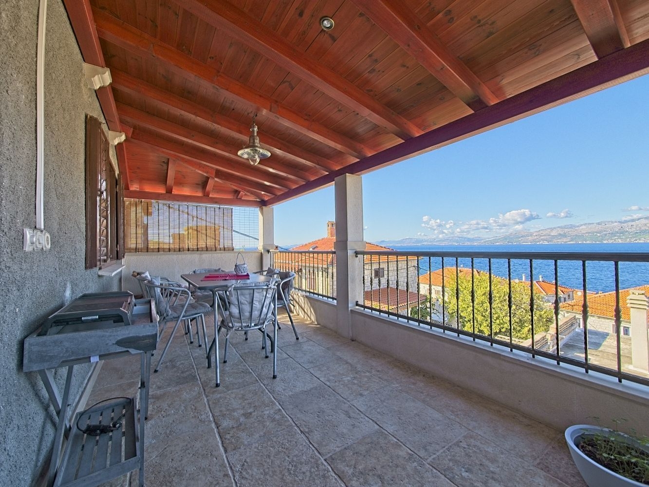 Three bedroom apartment with terrace and sea view Postira, Brač  A-a