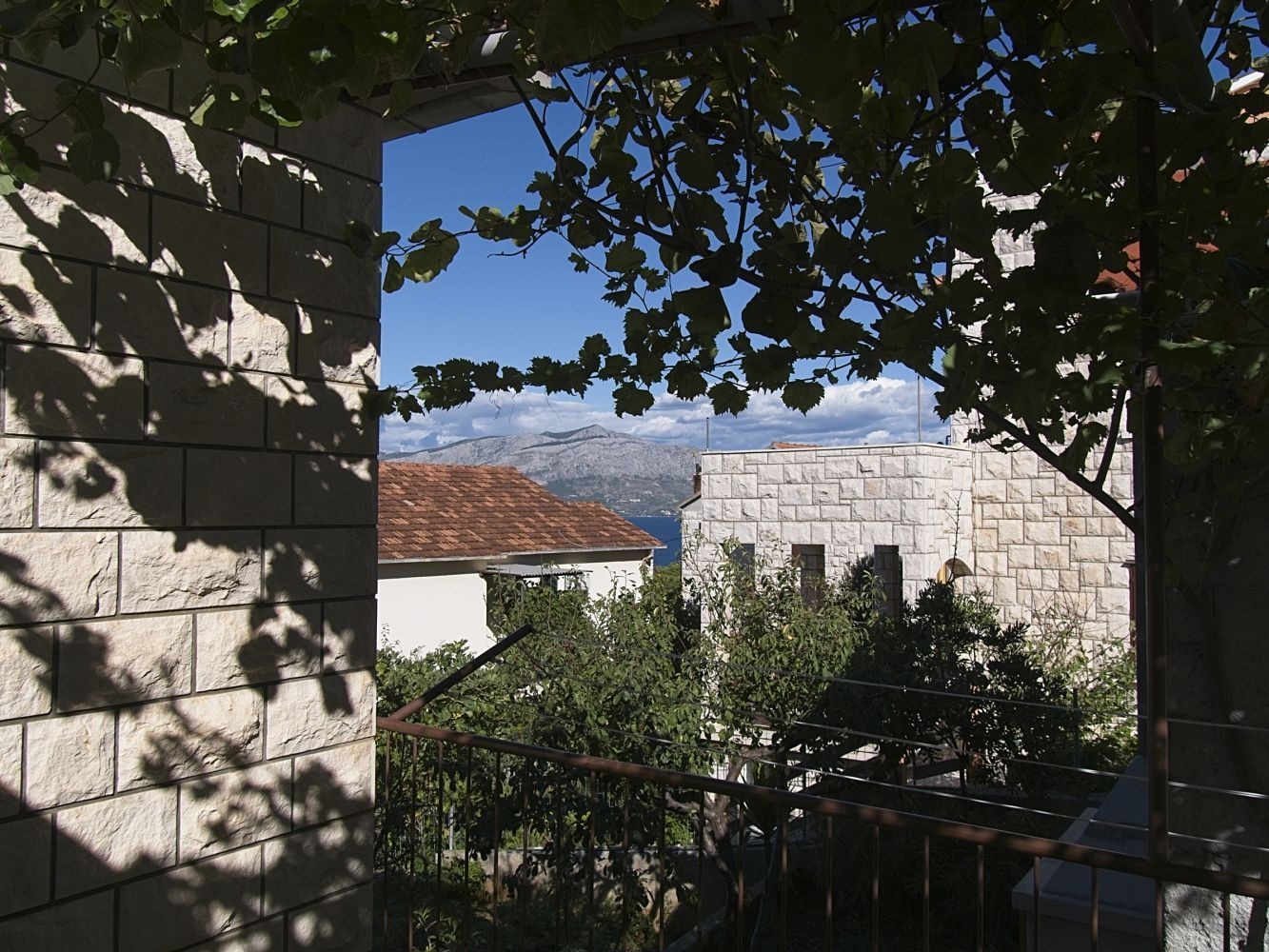Three bedroom apartment with terrace and sea view Postira, Brač  A-a