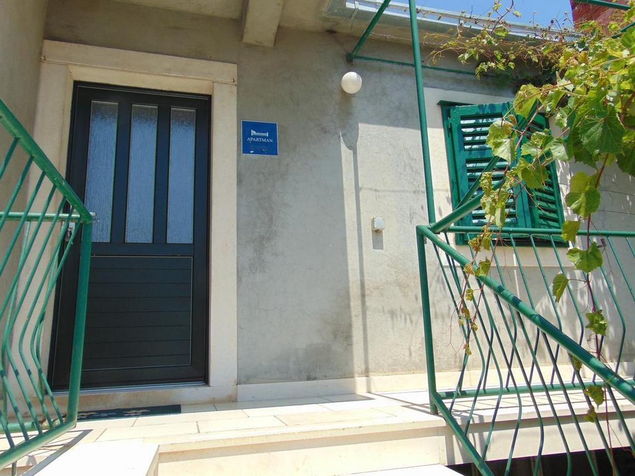 Three bedroom apartment with terrace Postira, Brač  A-a