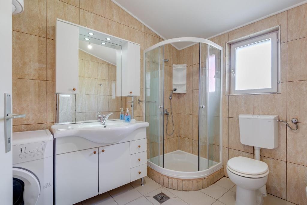 Comfortable and spacious house with terrace Kotlenice, Zagora  K