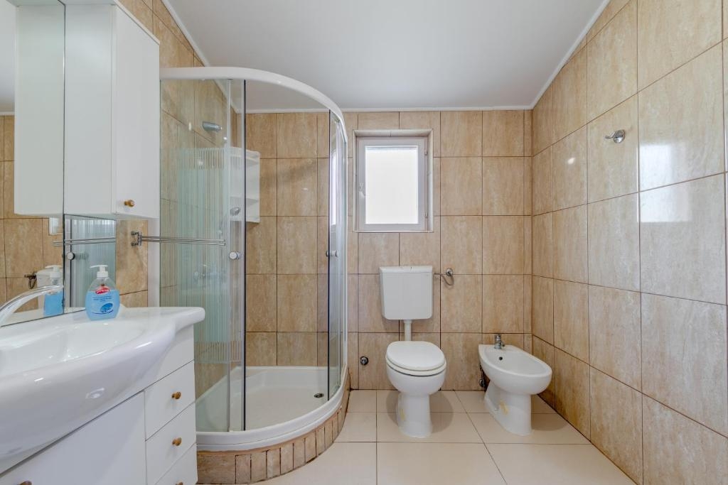 Comfortable and spacious house with terrace Kotlenice, Zagora  K