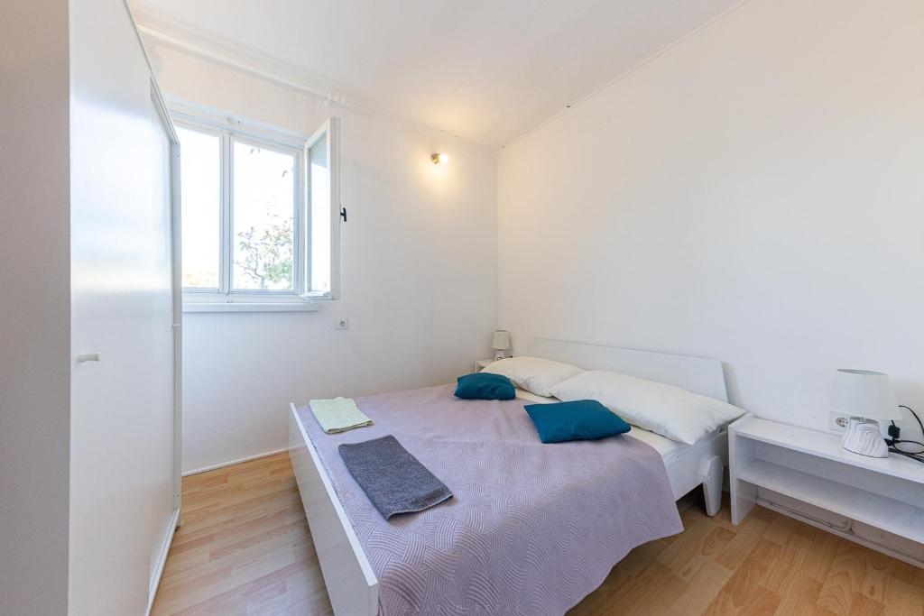 Comfortable and spacious house with terrace Kotlenice, Zagora  K