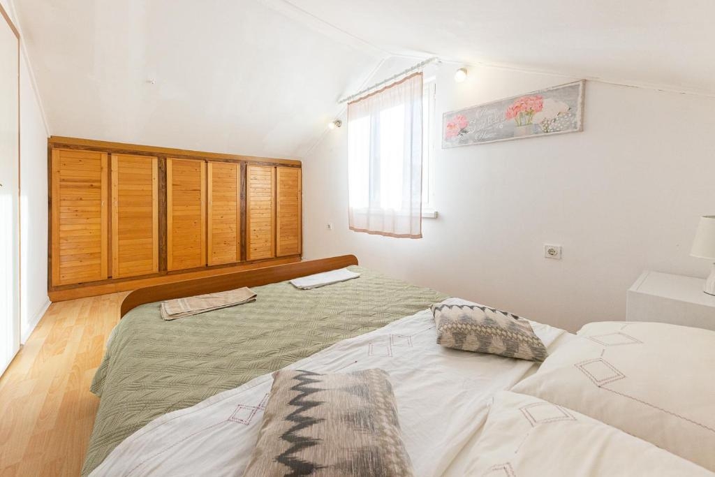 Comfortable and spacious house with terrace Kotlenice, Zagora  K