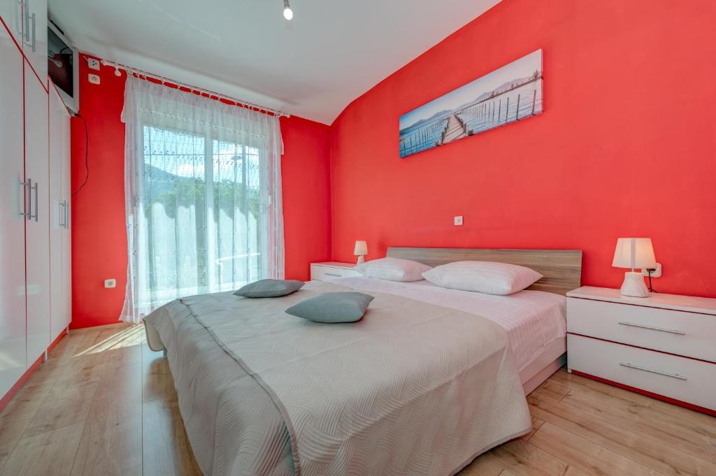 Comfortable and spacious house with terrace Kotlenice, Zagora  K