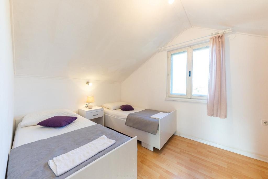 Comfortable and spacious house with terrace Kotlenice, Zagora  K