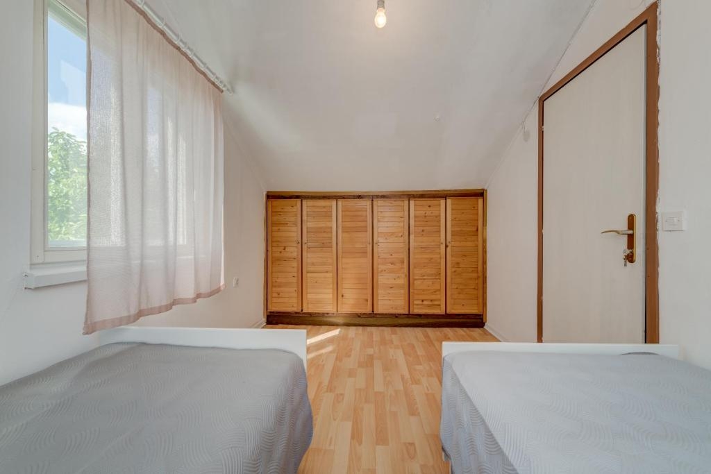 Comfortable and spacious house with terrace Kotlenice, Zagora  K