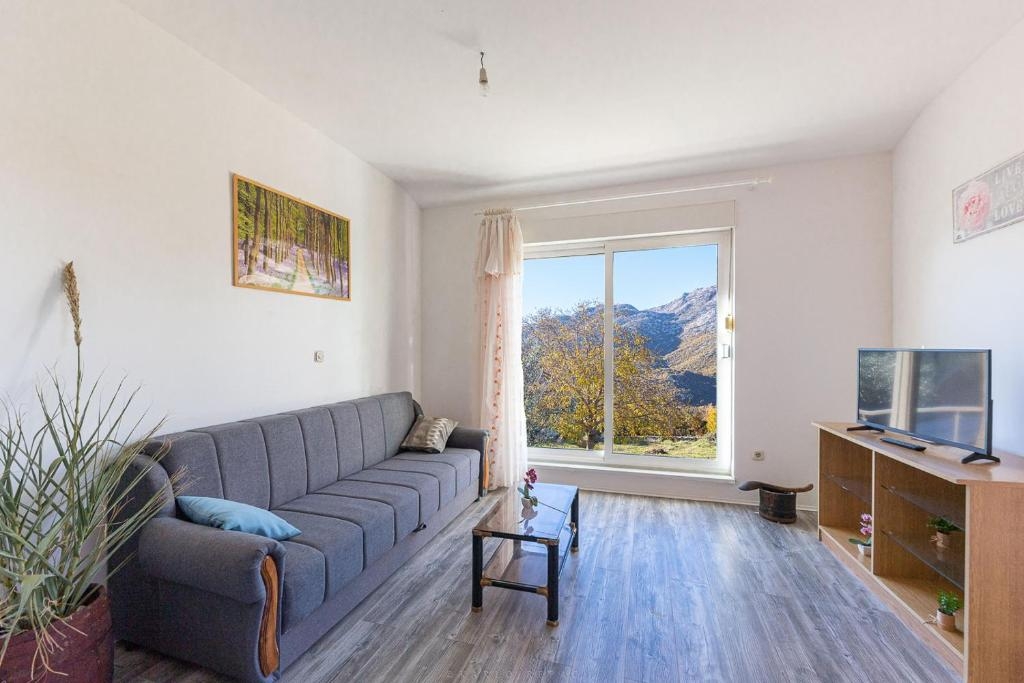 Comfortable and spacious house with terrace Kotlenice (Zagora) (K-22219) Comfortable and spacious house with terrace Kotlenice (Zagora) (K-22219)