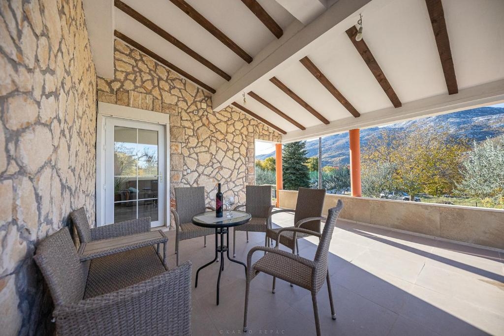 Comfortable and spacious house with terrace Kotlenice, Zagora  K