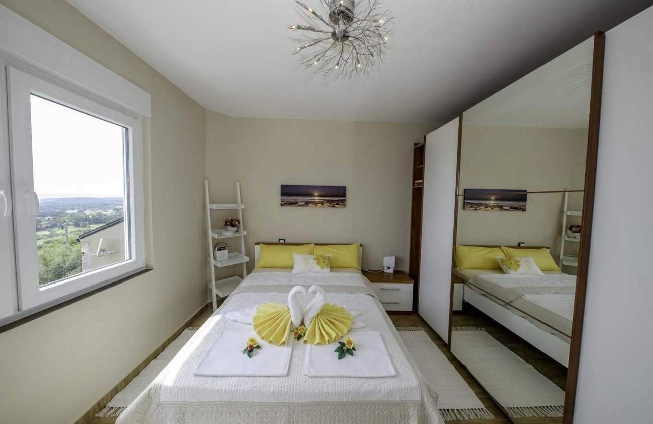 One bedroom apartment with terrace and sea view Banjol, Rab  A-a