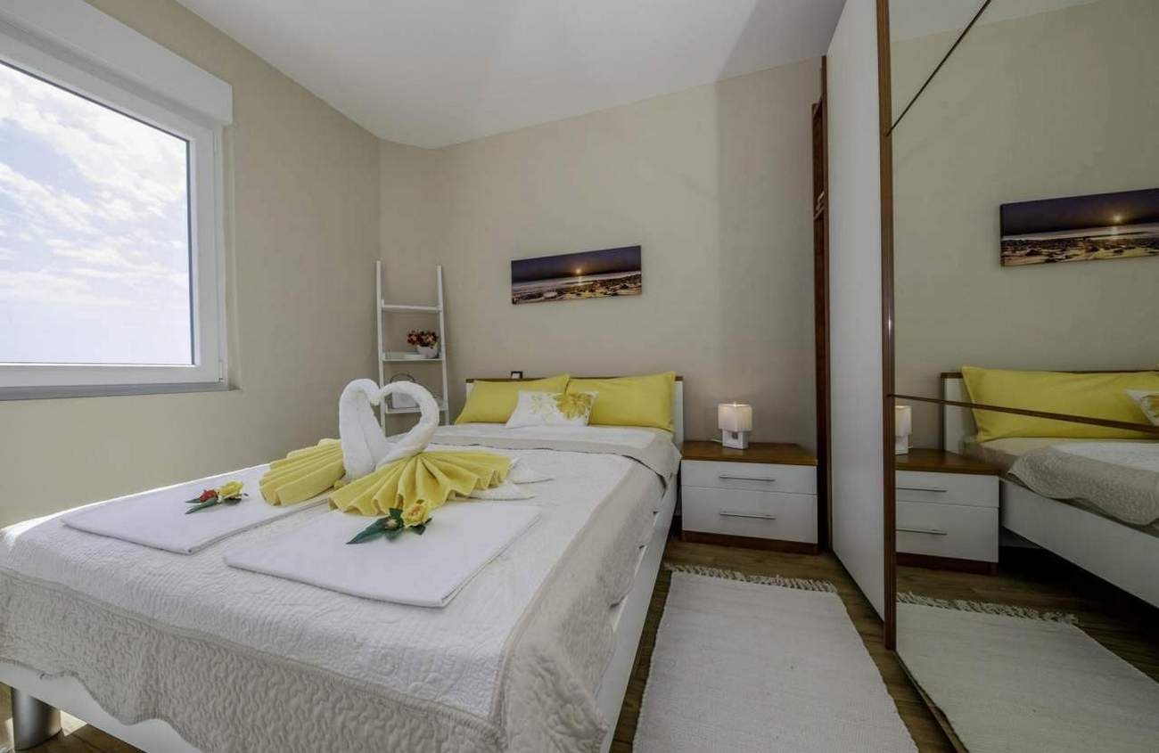 One bedroom apartment with terrace and sea view Banjol, Rab  A-a
