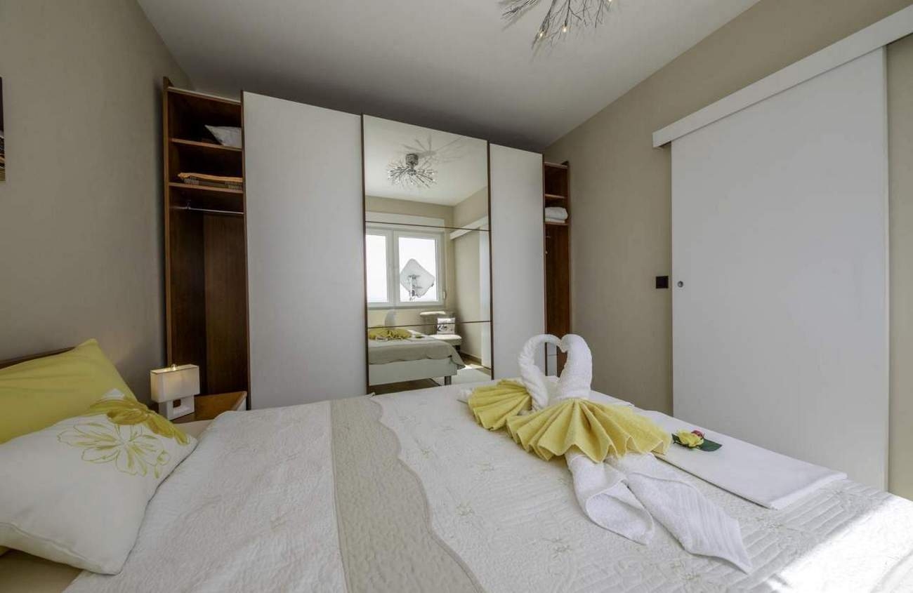 One bedroom apartment with terrace and sea view Banjol, Rab  A-a