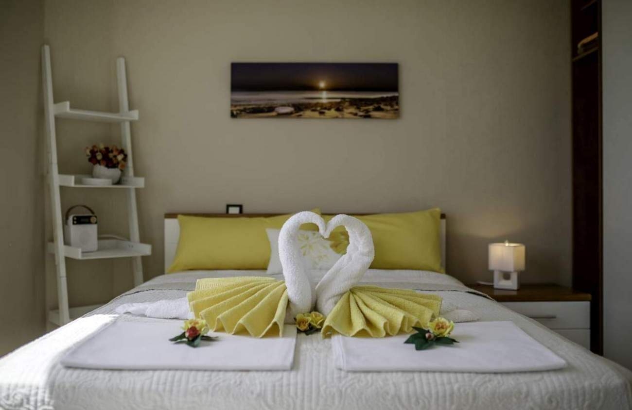 One bedroom apartment with terrace and sea view Banjol, Rab  A-a