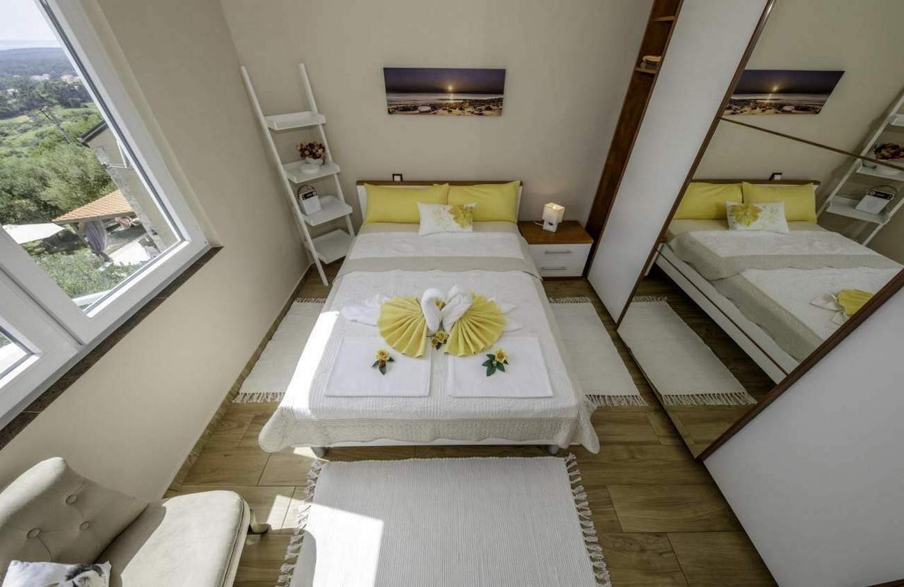 One bedroom apartment with terrace and sea view Banjol, Rab  A-a