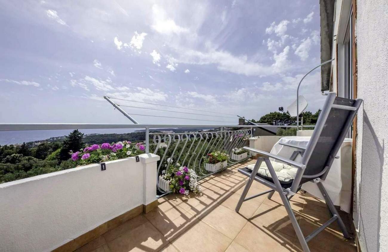 One bedroom apartment with terrace and sea view Banjol, Rab  A-a