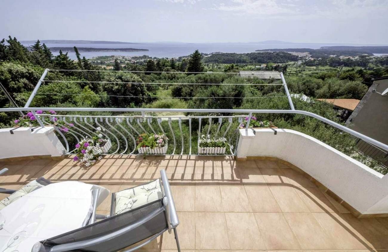 One bedroom apartment with terrace and sea view Banjol, Rab  A-a