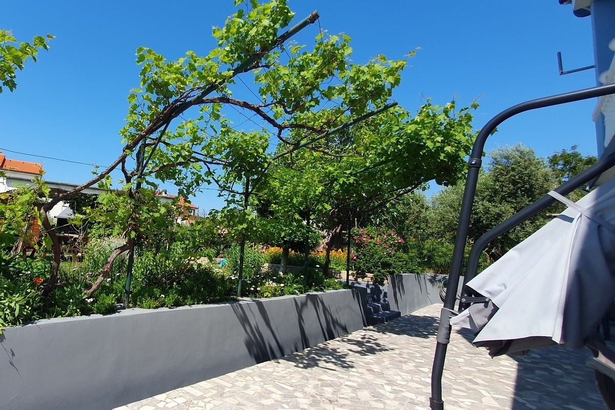 Two bedroom apartment with terrace Lopar, Rab  A-b