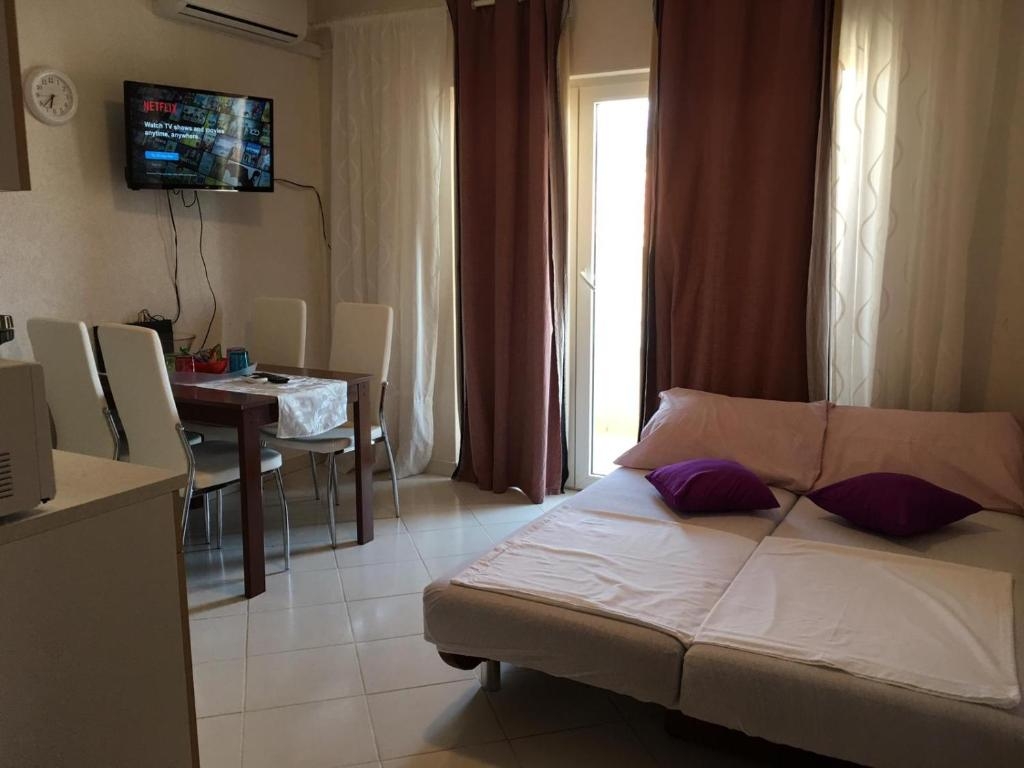 One bedroom apartment with balcony Kaštel Novi, Kaštela  A-a