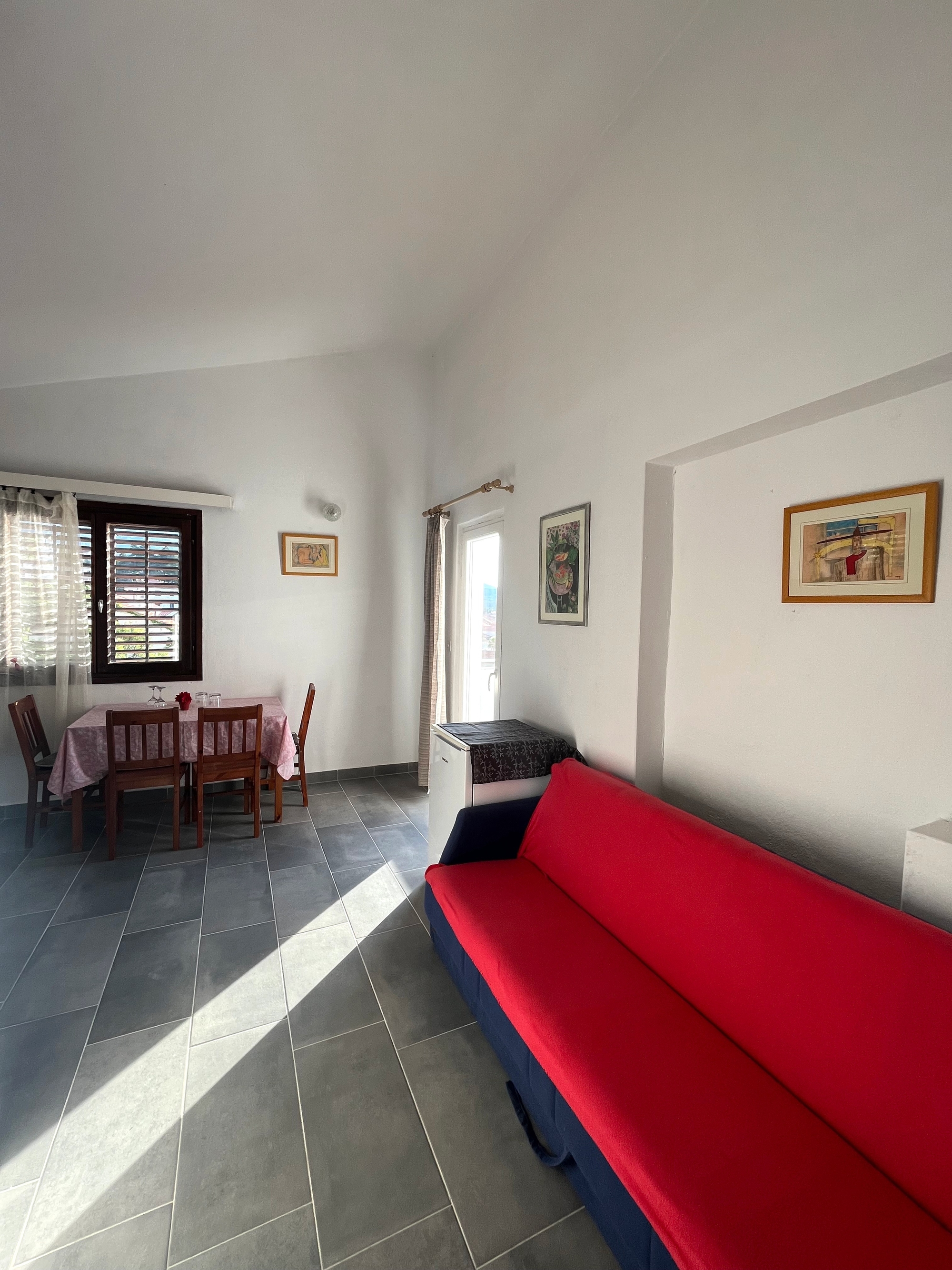 One bedroom apartment near beach Jelsa, Hvar (A-22256-d)