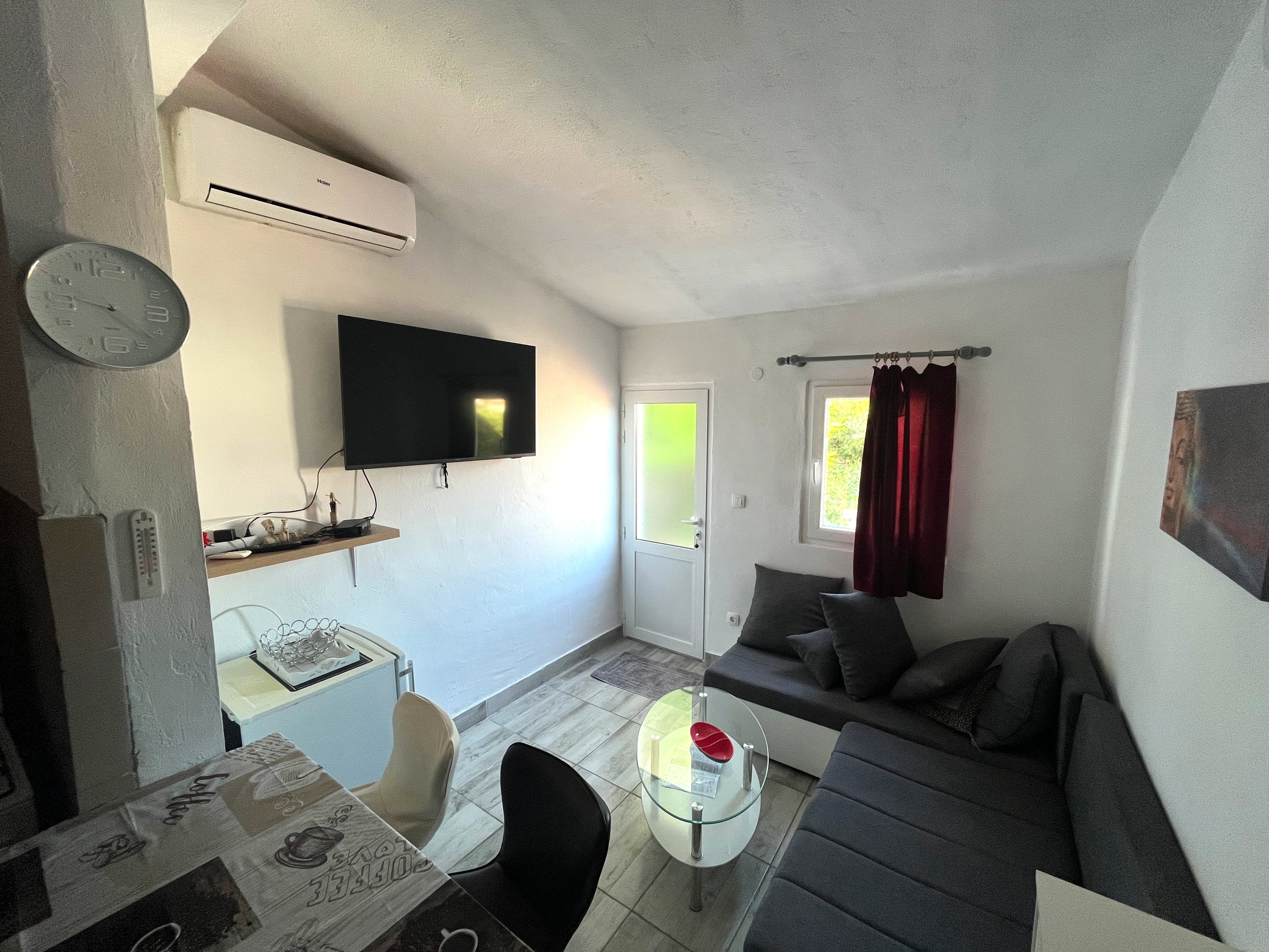 One bedroom apartment near beach Jelsa, Hvar (A-22256-e)