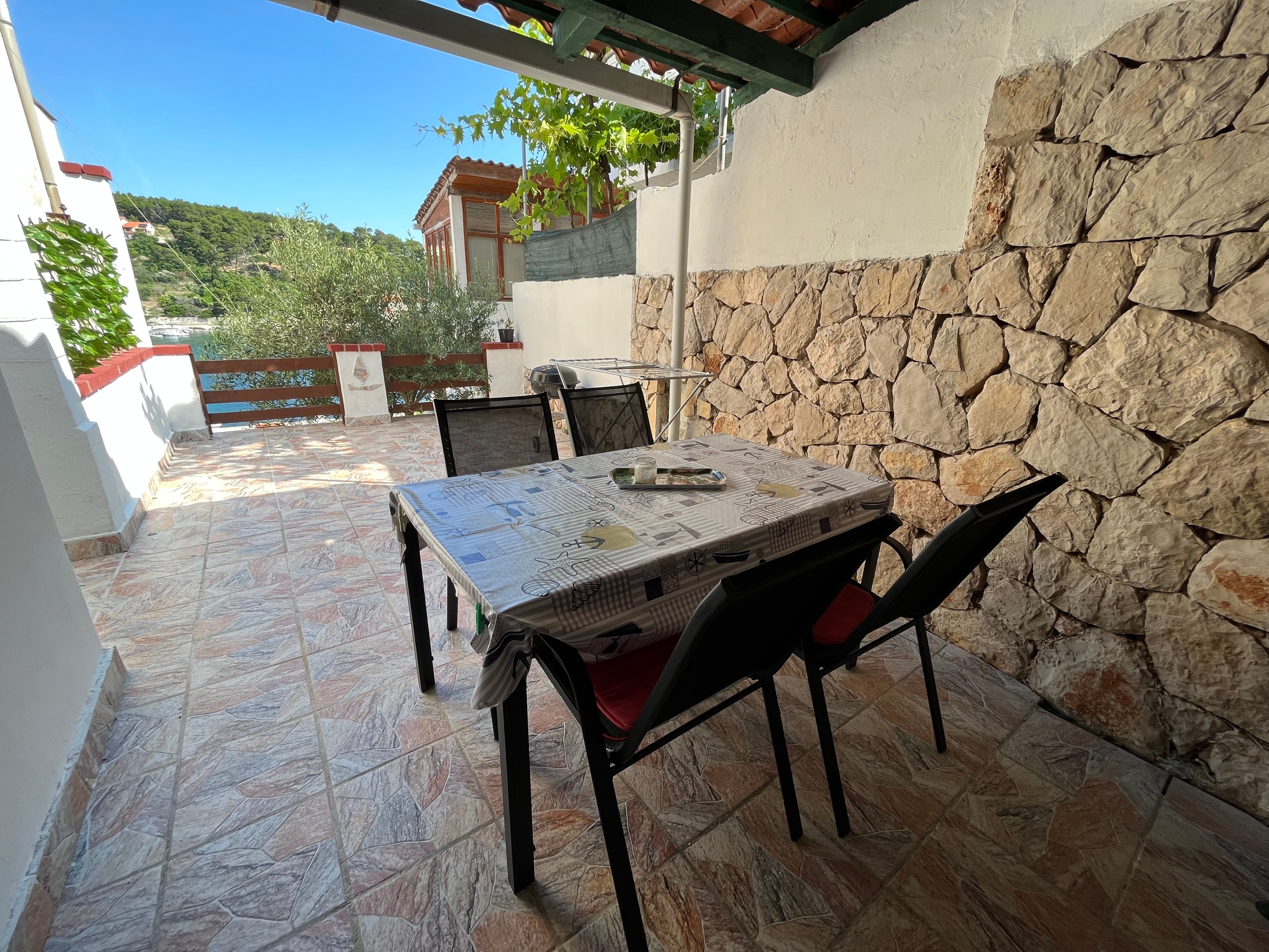 One bedroom apartment near beach Jelsa, Hvar (A-22256-e)