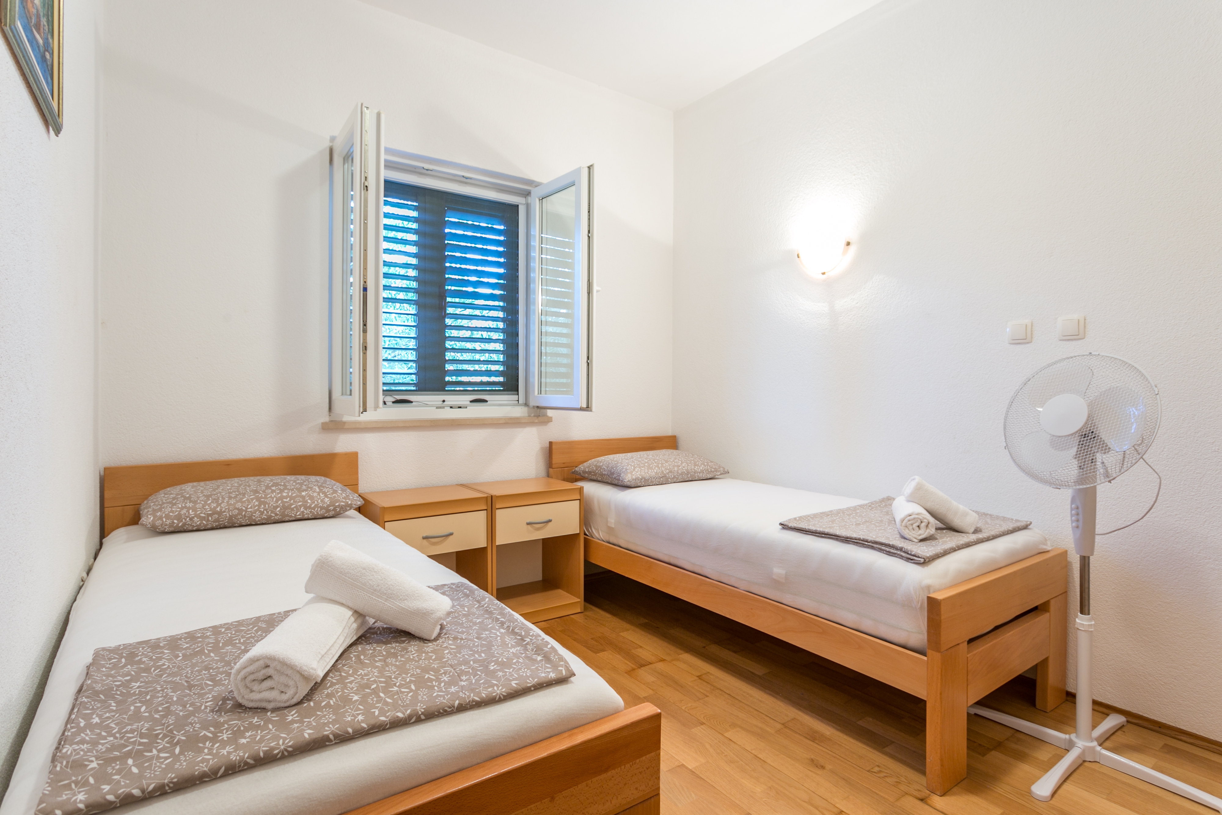 Two bedroom house with terrace Mirca, Brač  K