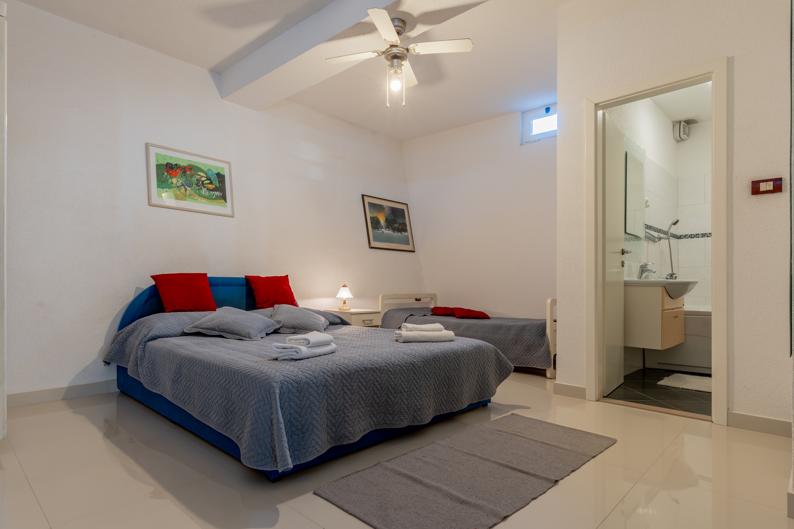 Comfortable and spacious house with terrace and sea view Gornja Podgora, Makarska  K