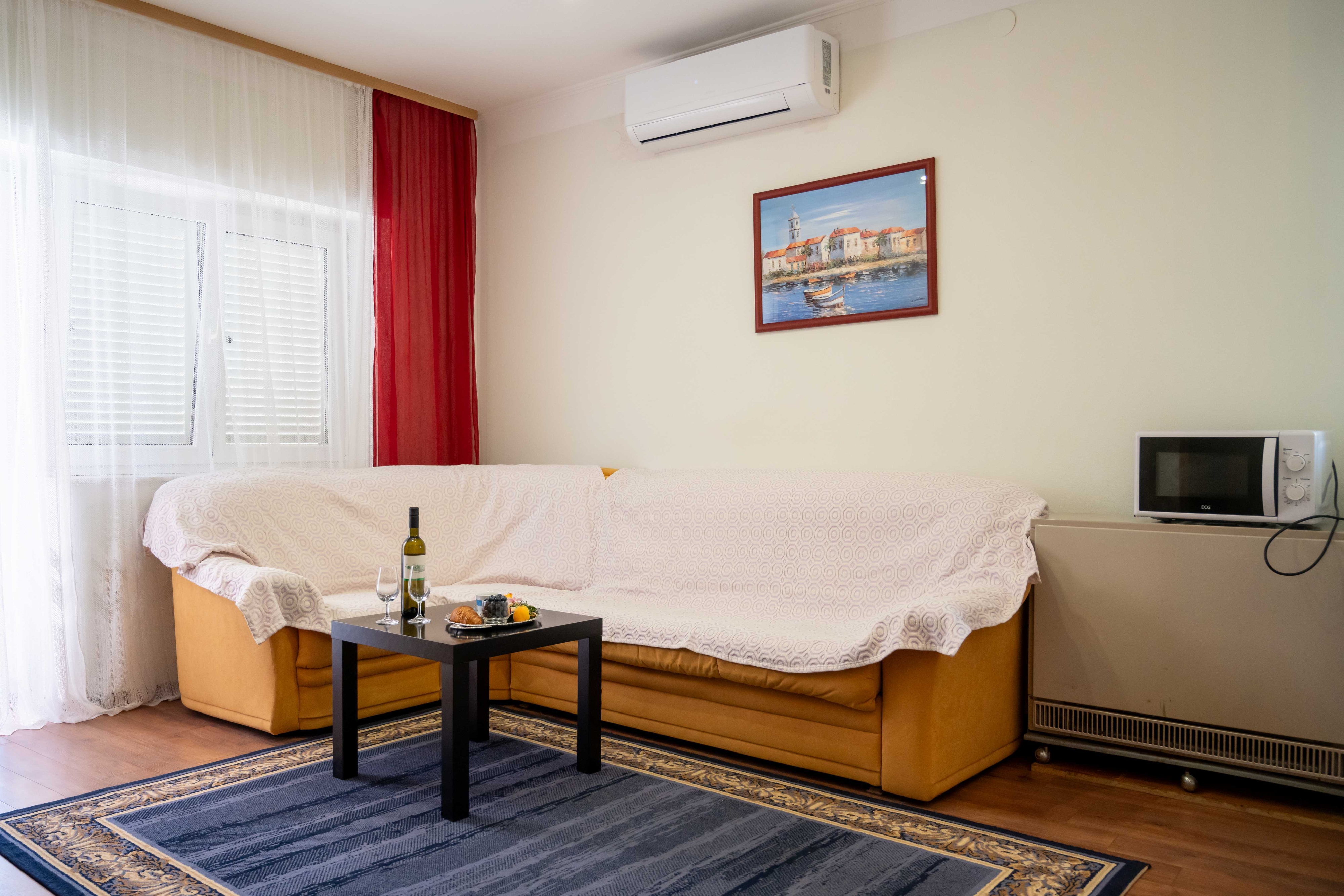 One bedroom apartment with terrace Vodice (A-22290-d)