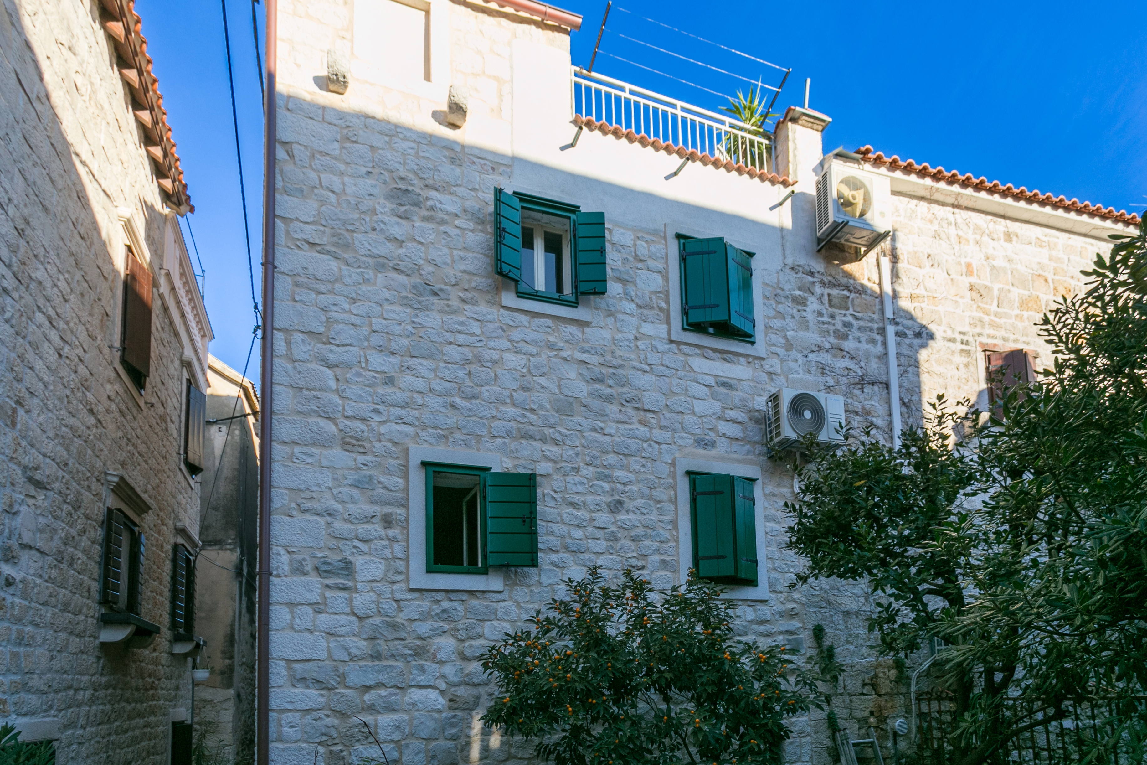 Dvosobna kuća s terasom Kaštel Novi, Kaštela  K