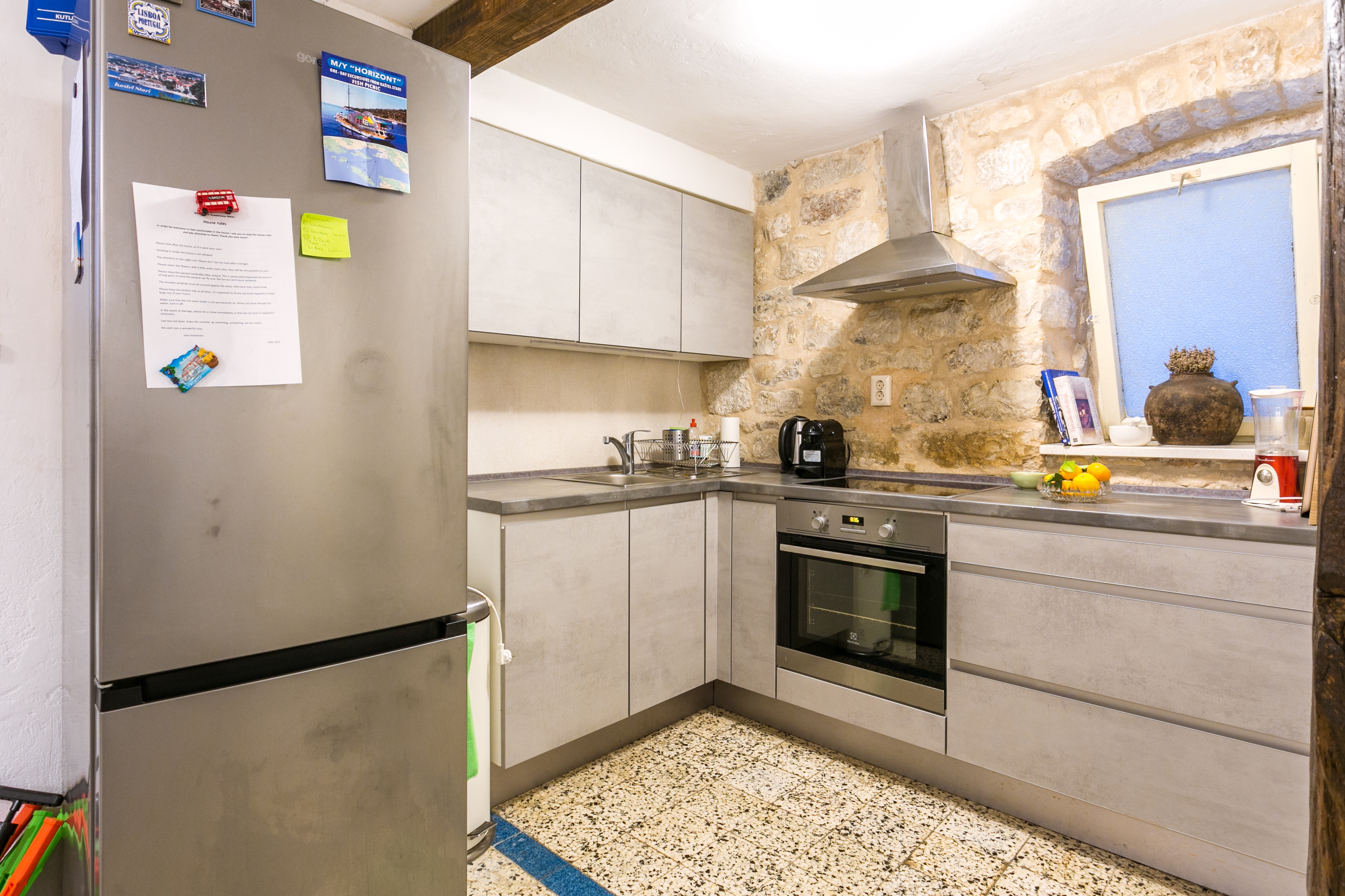 Two bedroom house with terrace Kaštel Novi, Kaštela  K