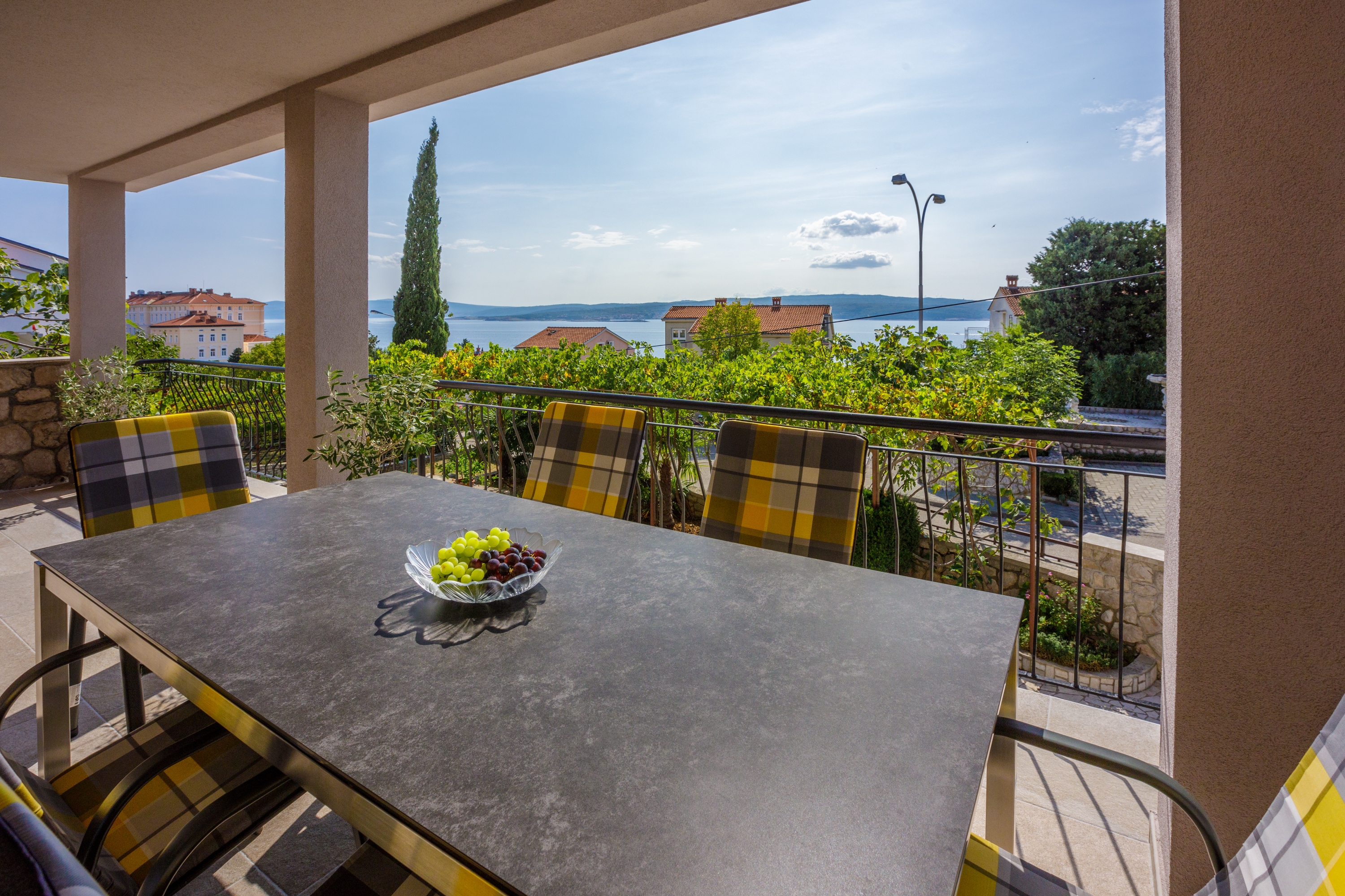 Three bedroom apartment with terrace and sea view Crikvenica  A-a