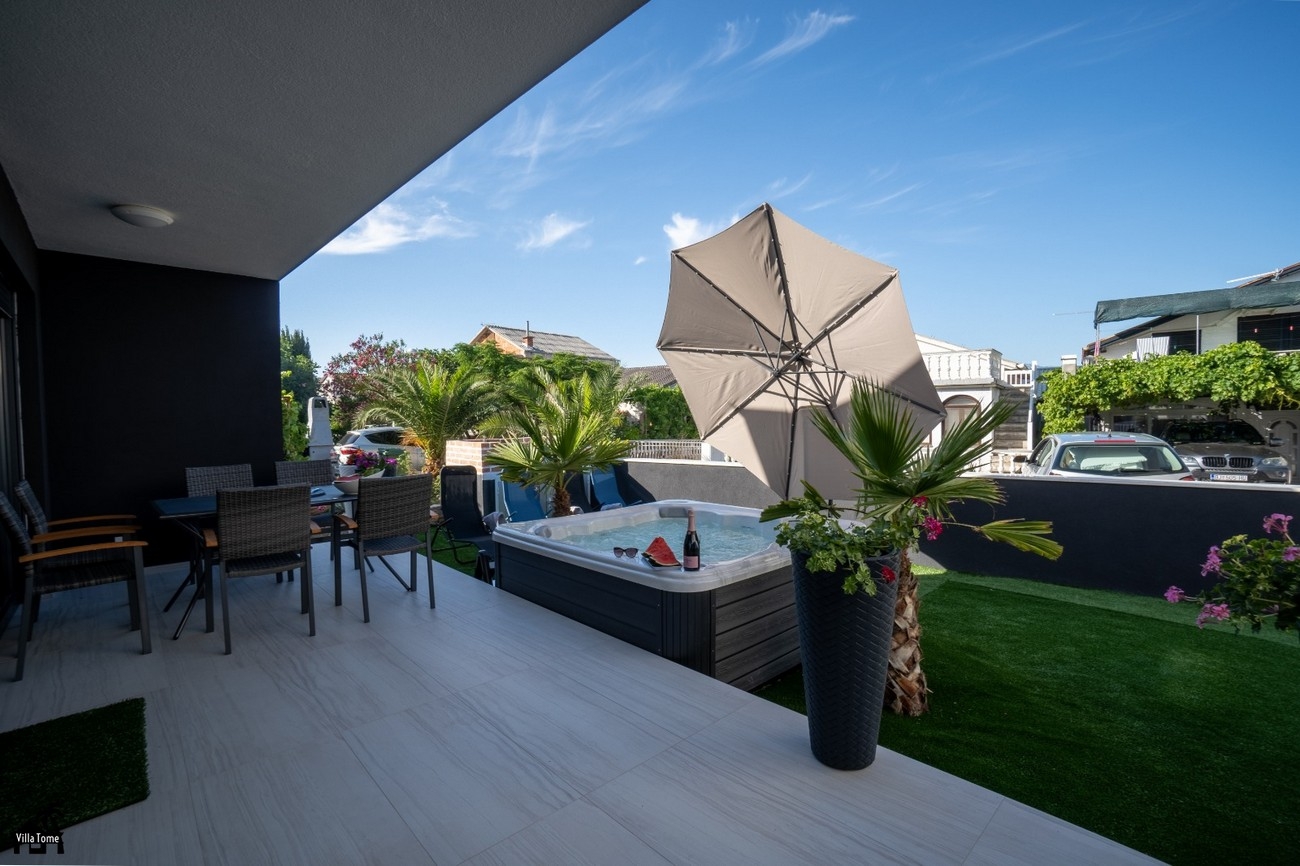 Three bedroom house with terrace Vir  K