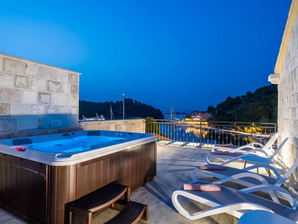 Dvosobni apartma S teraso in pogledom na morje Pomena, Mljet  A-e