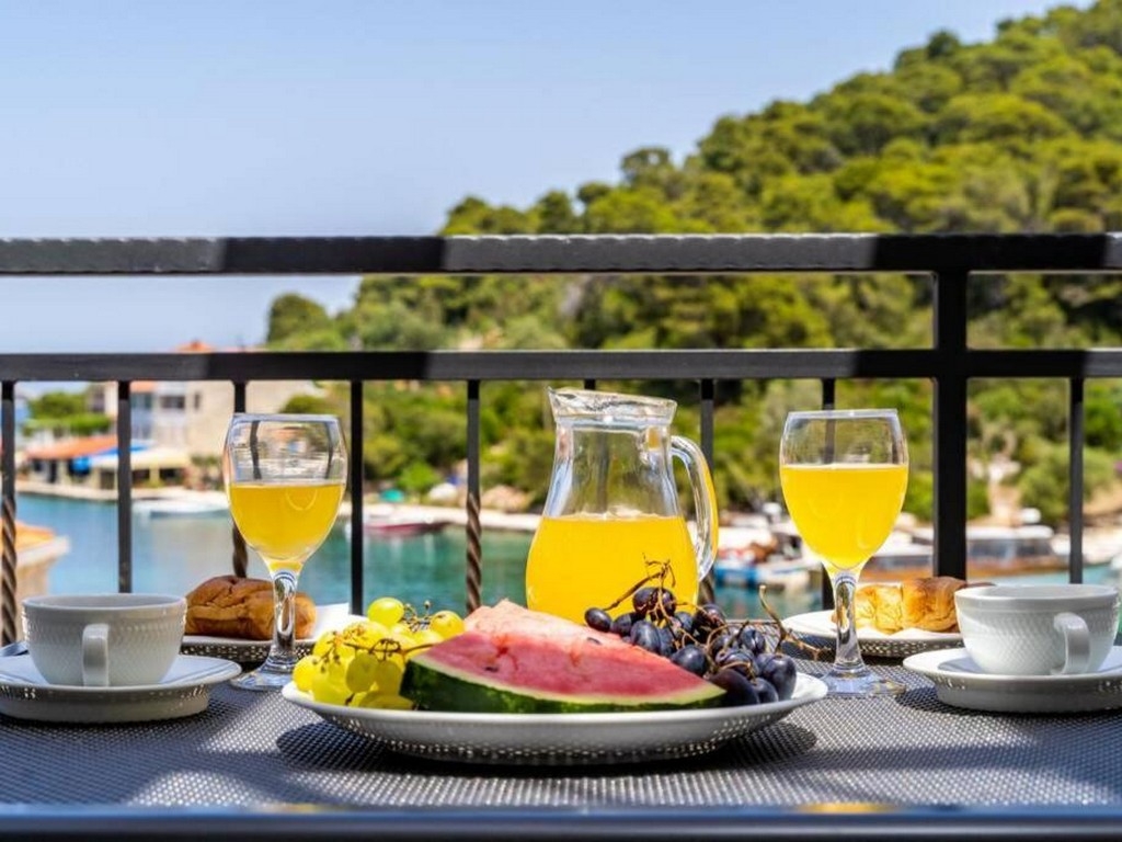 Studio flat with terrace and sea view Pomena, Mljet (AS-22317-a)