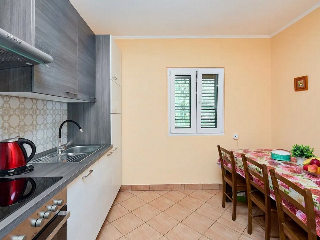 Three bedroom apartment near beach Prožurska Luka, Mljet (A-22338-a) Three bedroom apartment near beach Prožurska Luka, Mljet (A-22338-a)