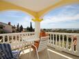 Peroj, Terrasse dans l’hébergement en type room, avec la vue sur la mer, animaux acceptés et WiFi.