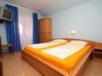 Ložnice Peroj, Ložnice v ubytování typu room, domácí mazlíčci povoleni a WiFi.