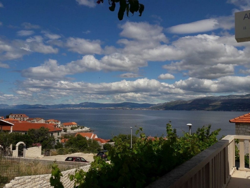 One bedroom apartment with terrace and sea view Postira, Brač  A-a