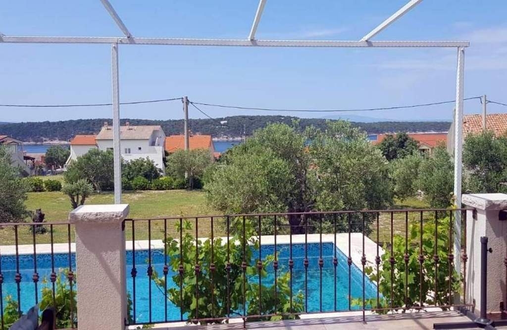 Two bedroom apartment with terrace and sea view Barbat, Rab  A-a